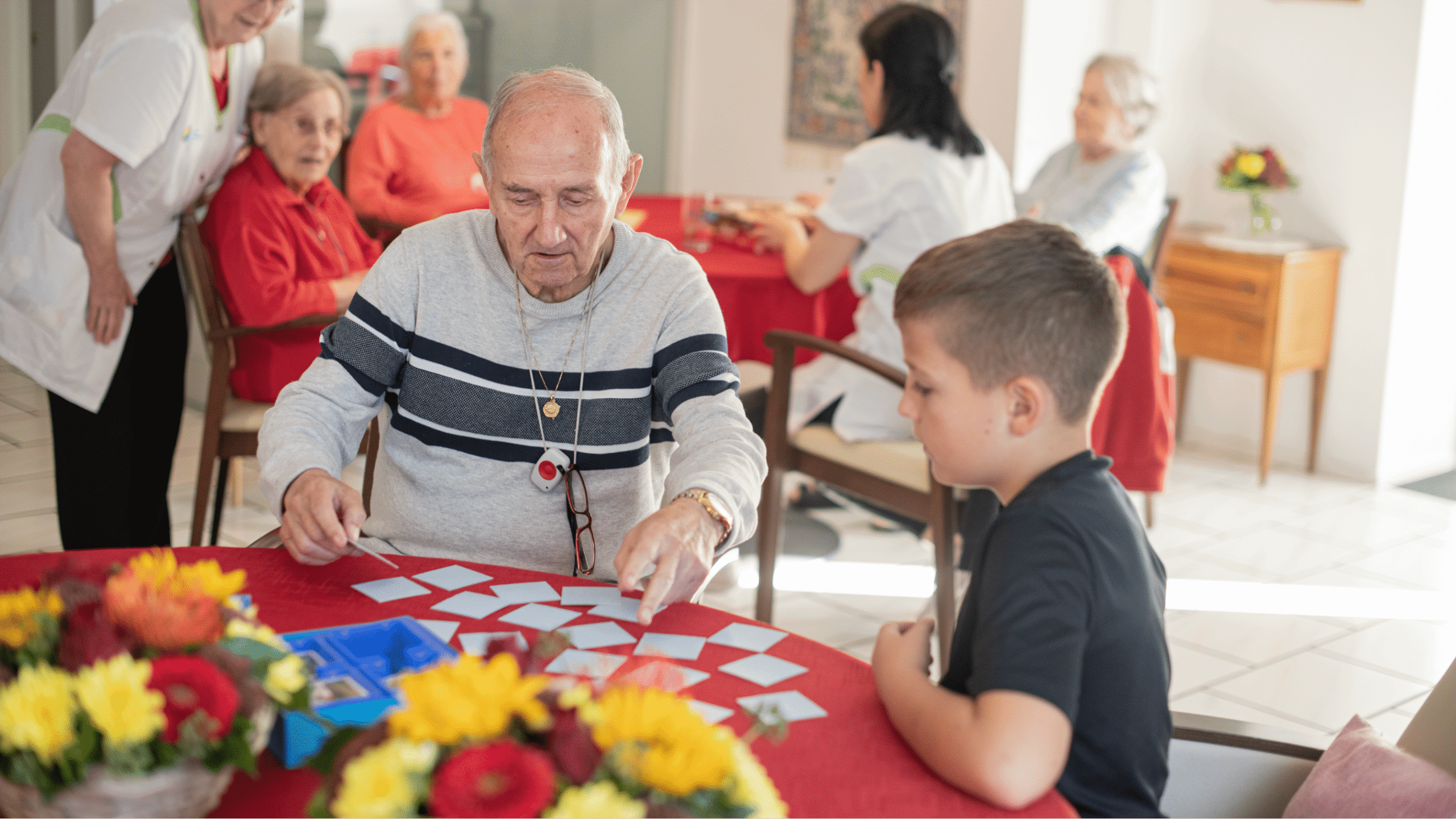 Senior und Junge spielen gemeinsam Memory in der Pflegewohngruppe Hegi – generationenübergreifende Begegnung zwischen Altenpflege und Kinderbetreuung.